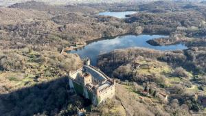 an aerial view of a castle and a lake at Casa Deliver in Montalto Dora