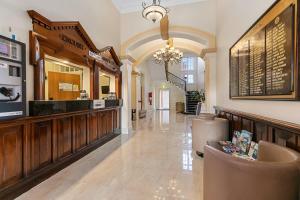 a restaurant with a bar in a building at Quality Hotel Regent Rockhampton in Rockhampton +137 photos