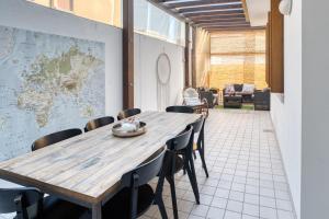 a conference room with a wooden table and chairs at Casa Altea in Pordenone