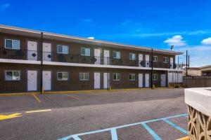 an empty parking lot in front of a building at Econo Lodge Gretna - New Orleans in Gretna