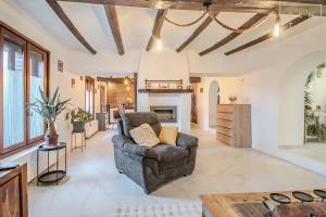 a living room with a couch and a table at Philippe chez l'habitant in Maubeuge