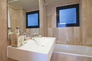 Kúpeľňa v ubytovaní Apartment Barcelona Rentals - Private Pool and Garden Center
