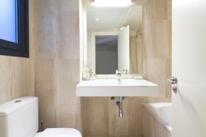 Kúpeľňa v ubytovaní Apartment Barcelona Rentals - Private Pool and Garden Center + 11 fotografií