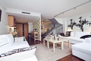Posedenie v ubytovaní Apartment Barcelona Rentals - Private Pool and Garden Center