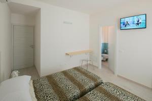 A television and/or entertainment centre at Affittacamere Margherita