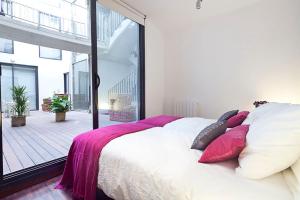 Posteľ alebo postele v izbe v ubytovaní Apartment Barcelona Rentals - Private Pool and Garden Center