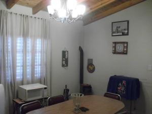 a dining room with a table and a microwave at San Isidro Cabaña in Mendoza