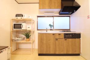 a small kitchen with a sink and a window at TOHANA Style ペット宿泊可能 カラオケルーム有り in Hanamaki
