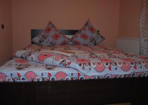 ラシュノフにあるRacoarea Muntilorのベッド1台(赤と白の毛布、枕付)