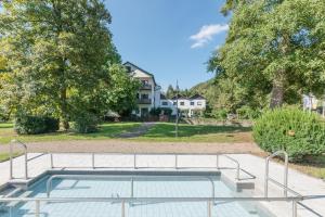 einen Pool in einem Hof mit einem Haus in der Unterkunft Hotel Zur Mühle in Bad Brückenau