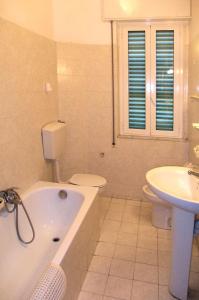 マリーナ・ディ・アンドーラにあるAppartamento Frontemareのバスルーム(バスタブ、トイレ、シンク付)