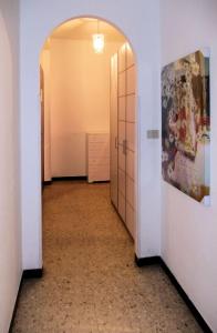 マリーナ・ディ・アンドーラにあるAppartamento Frontemareの部屋へとつながるアーチ道のある空廊