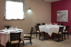 Restauracja lub miejsce do jedzenia w obiekcie Hotel Naval Sestao