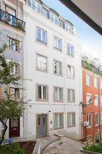リスボンにあるChão do Loureiro Apartments Baixa-Castleの窓と扉のある白い建物