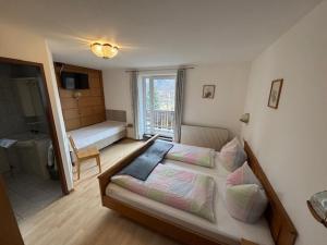 a bedroom with a large bed and a bathroom at Ferienwohnung Garber in Uderns