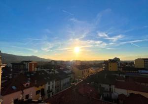 a view of a city with the sun in the sky at Casa Carletti in Chivasso