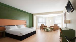 Televízia a/alebo spoločenská miestnosť v ubytovaní Hotel Naval Sestao