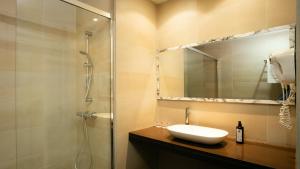 a bathroom with a sink and a shower at Hotel Ramblas Internacional in Barcelona