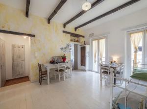a living room with a table and chairs in it at B&B Antiche Porte in Rimini