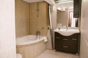 Bilik mandi di Urban Rooms - Self Check-in Ultra Central Medias +62 gambar