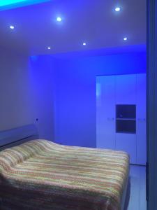 ポルト・チェザーレオにあるAppartamento corso Garibaldiの青い部屋のベッド1台が備わるベッドルーム1室を利用します。