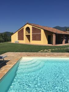 a swimming pool in front of a house at B&B ai Condotti di Pisa da Filippo in San Giuliano Terme