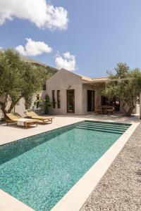a villa with a swimming pool and a house at La Baracca Villas in Kardhakáta