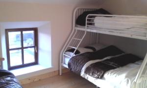 ClonmoreにあるGreen Adventure EcoHostelの窓付きの部屋の二段ベッド1台分です。