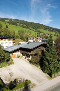 widok z góry na dom z podjazdem w obiekcie Forsthaus Pernthaner w Saalbach Hinterglemm