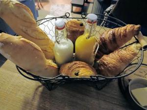 a basket filled with various types of bread on a table at Le pont des rêves in Pont-sur-Sambre
