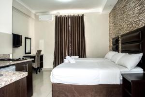 a hotel room with a large bed and a kitchen at Bayside Hotel Pietermaritzburg in Pietermaritzburg +60 photos