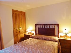 A bed or beds in a room at Casa Casbas