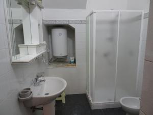 A bathroom at La Dimora di Dioniso