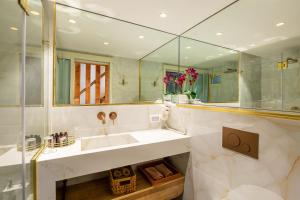 a bathroom with a sink and a large mirror at Jacob Ha-Tzayadim in Geʼullim