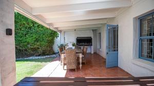 an outdoor patio with a table and chairs at Griki in Paternoster