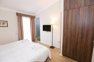 A television and/or entertainment centre at Hotel Hermes Tirana