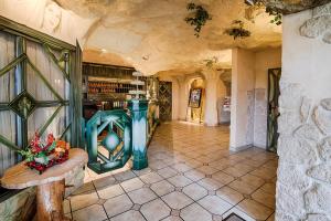 ein großer Raum mit einer Steinwand und einem Tisch in der Unterkunft Hotel Aragon in Ahrensfelde