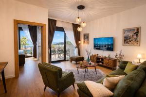 a living room with a couch and a tv at Olive apartments in Petrovac na Moru