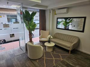 a waiting room with a couch and two chairs at Alojamientos Santa Pola in Santa Pola