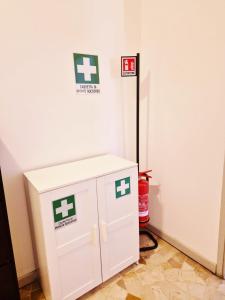 a white box with green crosses on it next to a wall at Cà Letizia - ApArt Seregno centralissimo in Seregno
