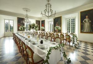 a long dining room with a long table and chairs at Pałac Popielów w Kurozwękach- pokoje w Pałacu in Kurozwęki