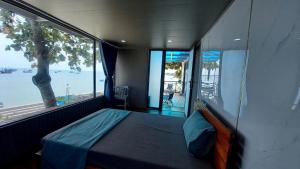 a bedroom with a bed and a large window at Chunlii Homestay in Ke Ga