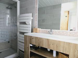 a bathroom with a sink and a mirror at La brise marine - proche de la mer in Valras-Plage
