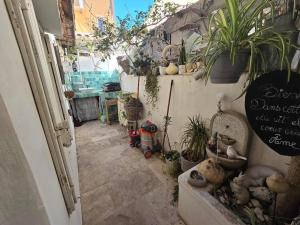 a hallway with plants on the side of a building at La brise marine - proche de la mer in Valras-Plage