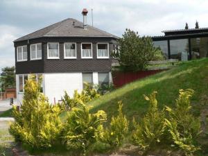 a house sitting on top of a grassy hill at Suederhof-Diemelsee in Diemelsee