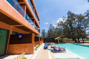 - un groupe de personnes dormant sur des chaises au bord de la piscine dans l'établissement Coriacea Beachfront Boutique Phuket Resort, à Mai Khao Beach 73 autres photos