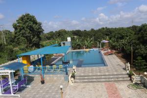 an image of a swimming pool at arham farm in Jāmb