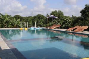 a large swimming pool with blue water and slides at arham farm in Jāmb
