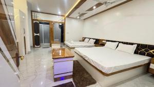 a bedroom with two beds in a room at Alishba Hotel And Restaurant in Lālbāgh