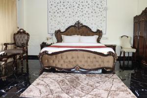 a bedroom with a bed and two chairs at arham farm in Jāmb
